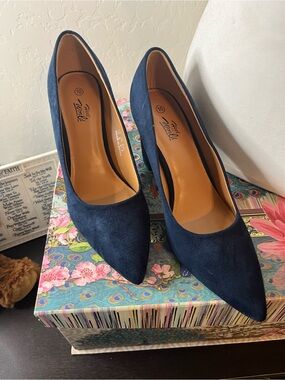 Fioni Navy Suede Pointed-Toe Pumps